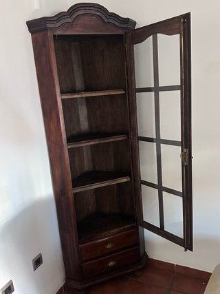 Mueble rinconera de madera con cristal