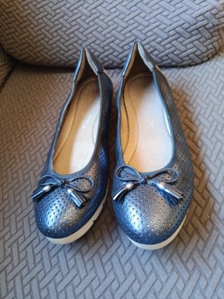 Zapatos planos azules con lazo