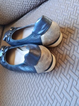Zapatos planos azules con lazo