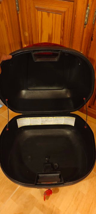 Baúl Porta Casco Givi Negro y Rojo