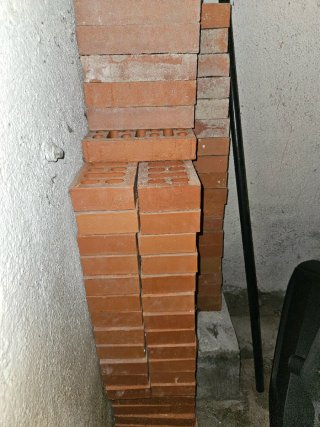 Ladrillos huecos sobrantes de obra