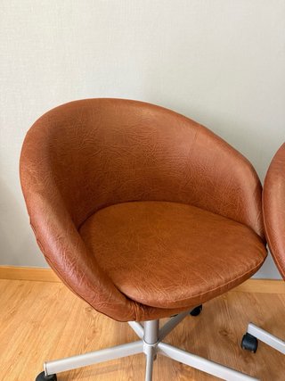 2 Sillas de piel marrones con ruedas