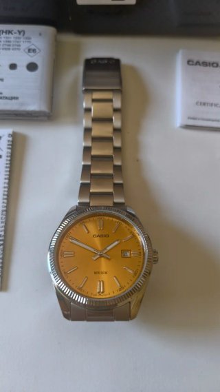 Reloj Casio MTP Cuarzo Amarillo/Naranja