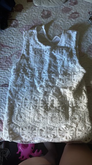 Blusa blanca de encaje sin mangas