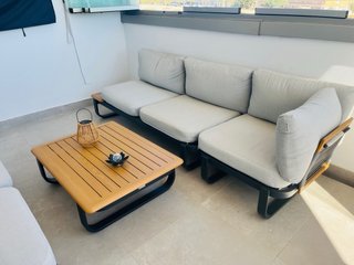 Sofá y mesa de exterior gris y marrón