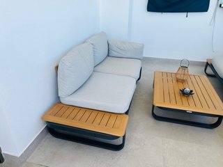 Sofá y mesa de exterior gris y marrón