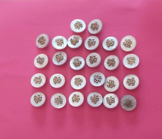 Conjunto de 26 botones anacarados con diseño
