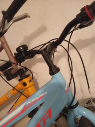 Bicicleta azul y naranja