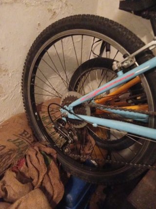Bicicleta azul y naranja