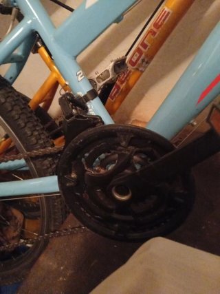 Bicicleta azul y naranja