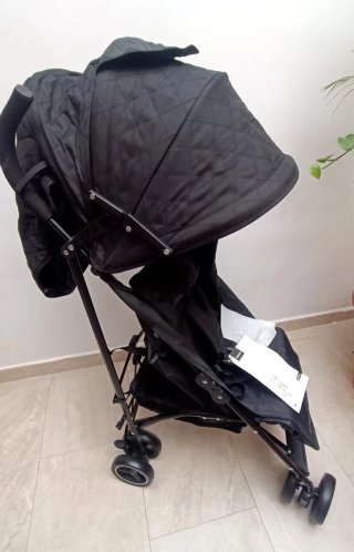Silla de paseo negra plegable