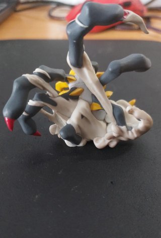 Figura Giratina Pokémon Platino