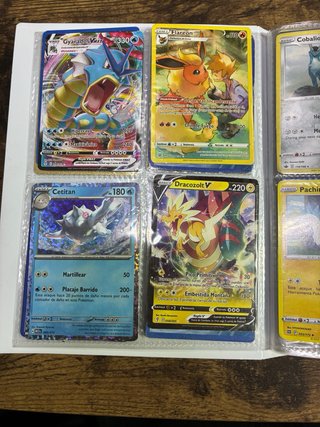 Cartas Pokémon (las doradas no son de metal)