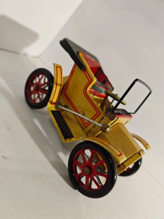 Coche de juguete de hojalata.