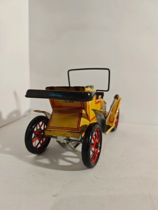 Coche de juguete de hojalata.
