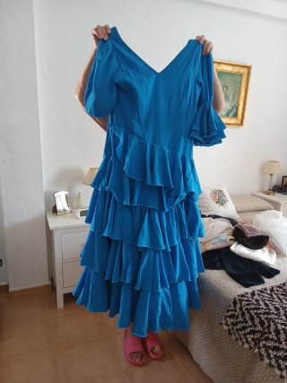 Traje de flamenca azul con volantes