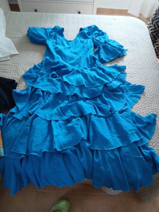 Traje de flamenca azul con volantes
