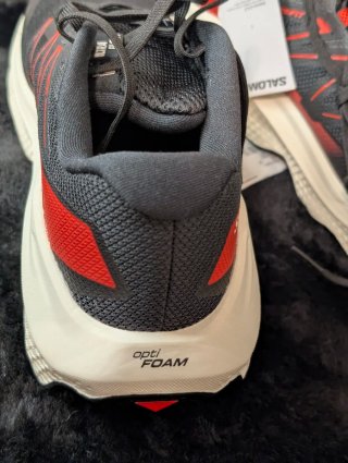 Zapatillas Salomon Negras y Rojas