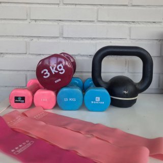 Set de pesas y cintas de resistencia.