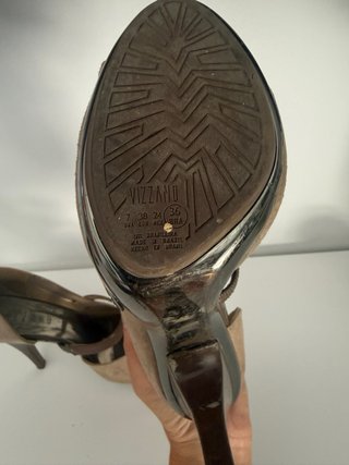 Zapatos de tacón beige y marrón