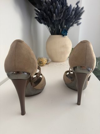 Zapatos de tacón beige y marrón