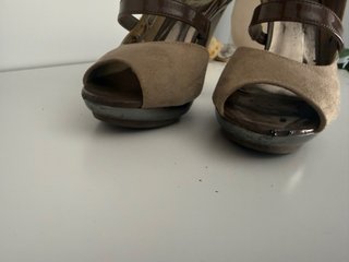 Zapatos de tacón beige y marrón