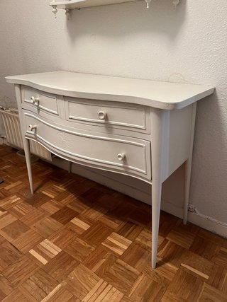 Conjunto cabecero, cómoda y estantería de madera