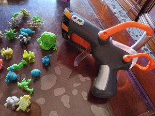 Pistola de Juguete con Figuras
