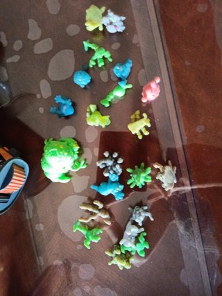 Pistola de Juguete con Figuras