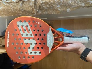 Pala de pádel y paletero nuevos