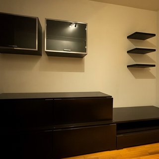 Mueble de salón negro y plateado