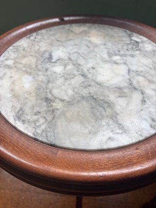 Mesas auxiliares de madera y mármol