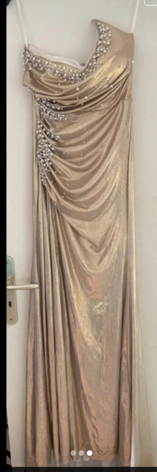 Vestido dorado largo con detalles en perlas