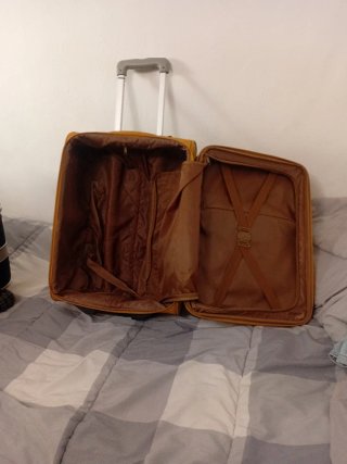 Maleta de viaje amarilla con ruedas