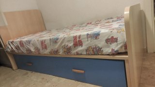 Habitación juvenil madera: armario,cama  y cómoda.