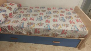 Habitación juvenil madera: armario,cama  y cómoda.