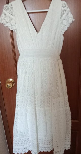 Vestido blanco con detalles dorados