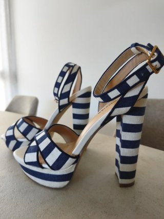 Sandalias de tacón a rayas Talla 38