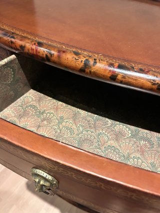 Cajonera de madera palisandro con cuero y dorado