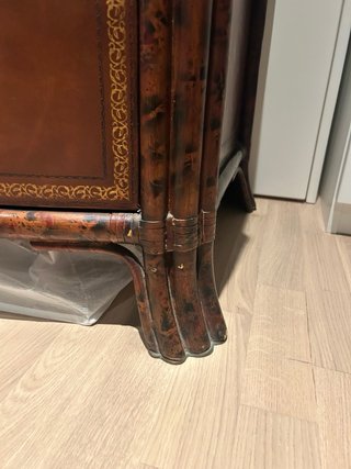 Cajonera de madera palisandro con cuero y dorado