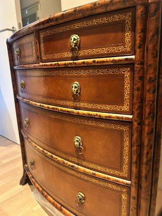 Cajonera de madera palisandro con cuero y dorado