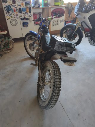 Moto de trial con papeles
