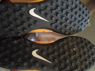 Scarpe da calcio Nike per bambini con tacchetti, manca l'inserto