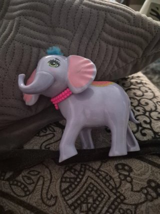Lote de muñecos: Muñeca y elefante