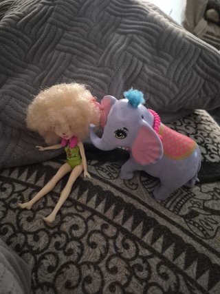 Lote de muñecos: Muñeca y elefante