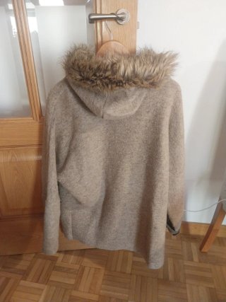 Abrigo beige con capucha de pelo