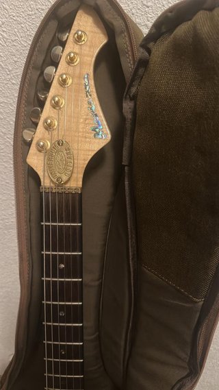 Guitarra eléctrica madera natural Universum guitar