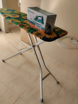 Tabla de planchar con plancha