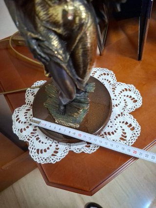 Lámpara de mesa con figura dorada