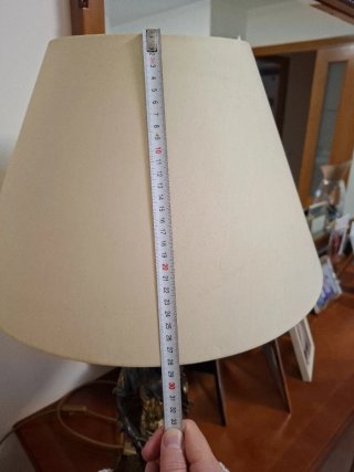 Lámpara de mesa con figura dorada
